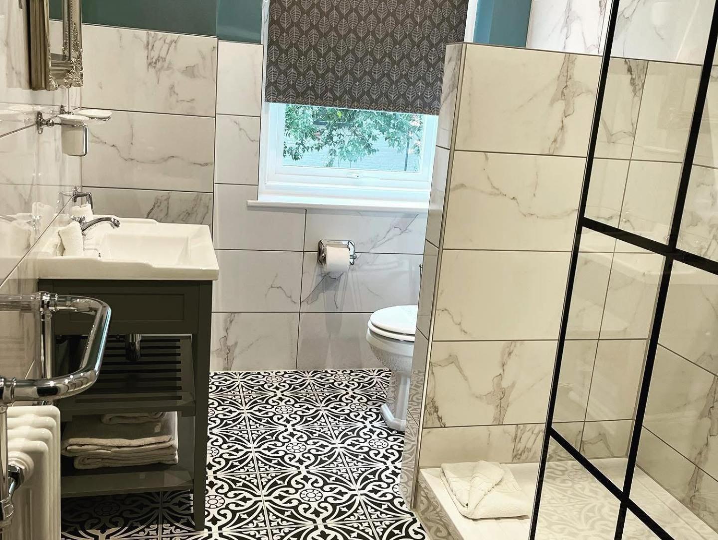 Hotel Balincourt à Bornemouth Extérieur photo Bathroom with shower enclosure