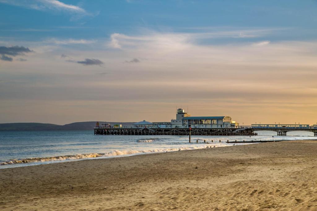 Hotel Balincourt à Bornemouth Extérieur photo The pier at sunset